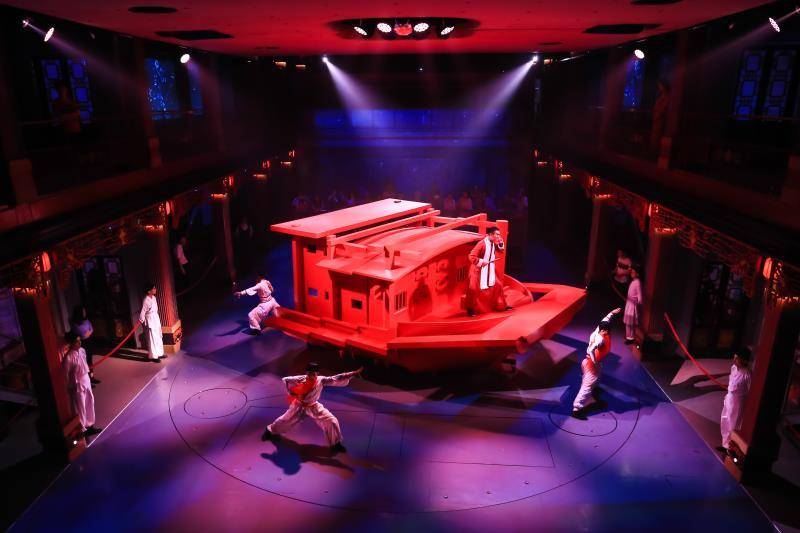 珠江红船号整体设计巧妙融入岭南粤剧文化元素, 船头借鉴"广州