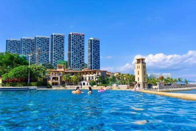 一边俯瞰着碧蓝大海