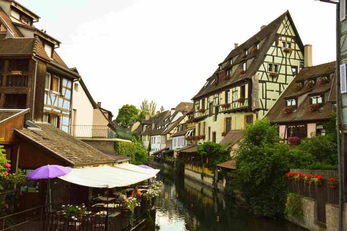 因105颗人面头像雕刻而闻名的"人头屋",科尔马仍然保留着16世纪的建筑