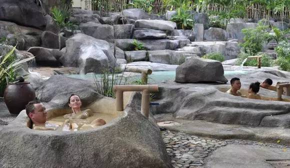 来越南芽庄体验当地最有特色的男女混洗泥浆浴
