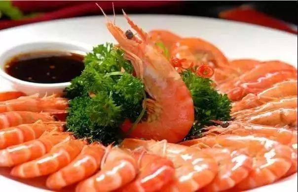 海鲜一条街:位于大亚湾霞涌镇上(离酒店步行10分钟),既可以现场买新鲜