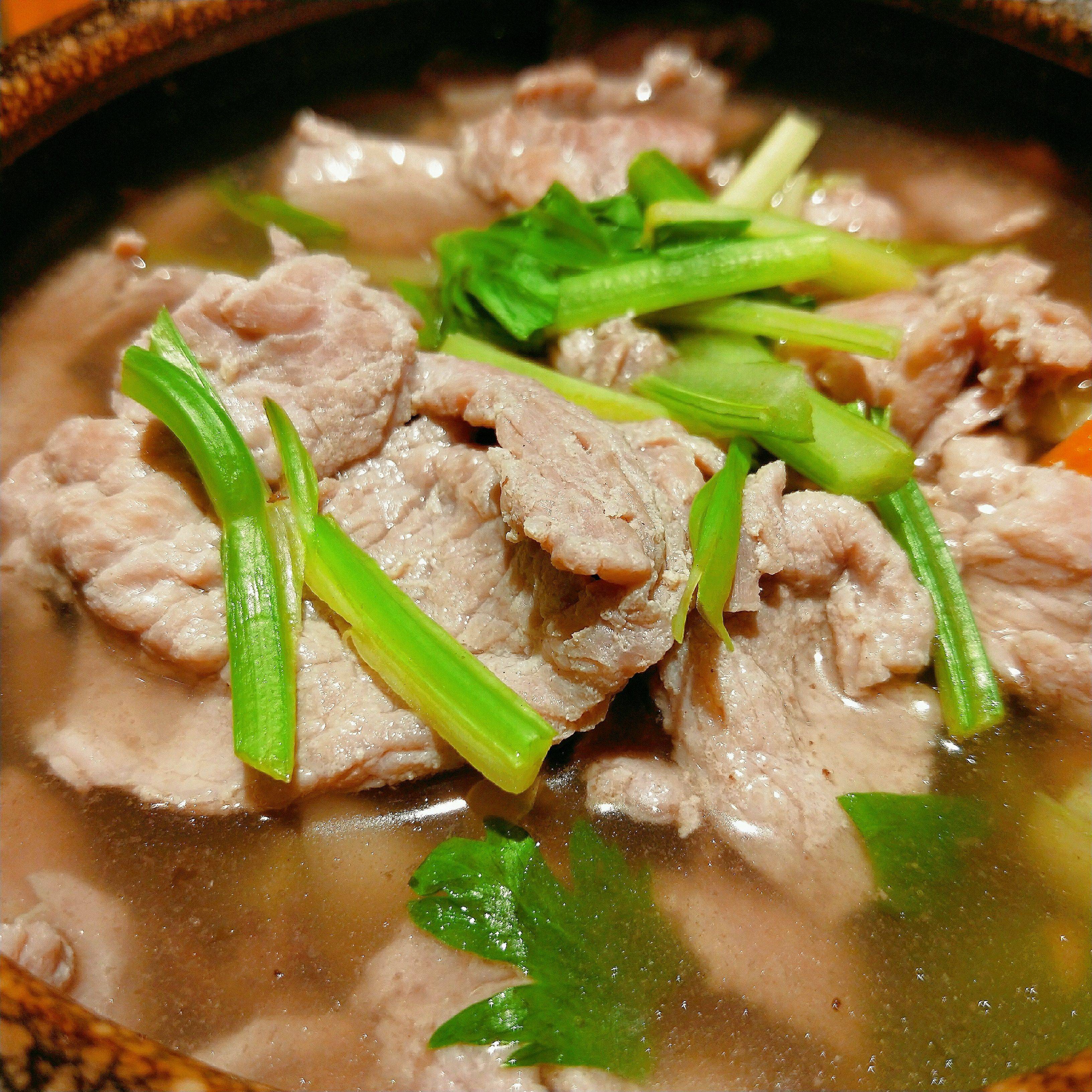 将毛肚,牛肉,牛红肠等 在汤锅里来回打个滚 装进小碗中,撒上西芹提鲜