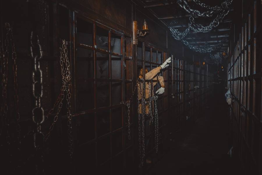 走过蛊王斗法老王的猛鬼隧道,闯进南洋蛊村,沉浸在血海中,鬼屋"禁"