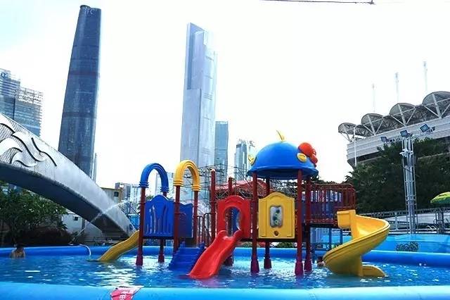 这个滑道对于爱刺激的朋友来说,绝对是爽歪歪,而且就在广州塔下,一滑