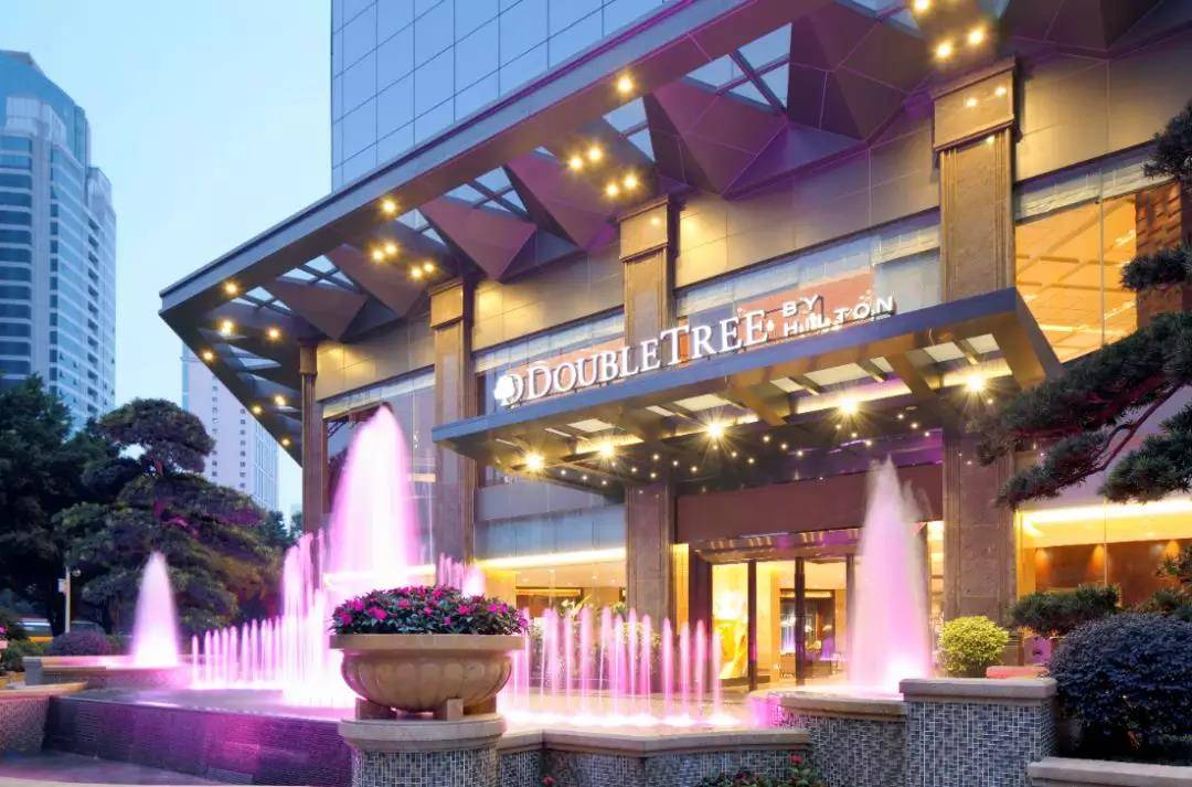 这时候 广州希尔顿逸林酒店自助餐背后闪着五彩光芒来拯救你了 有