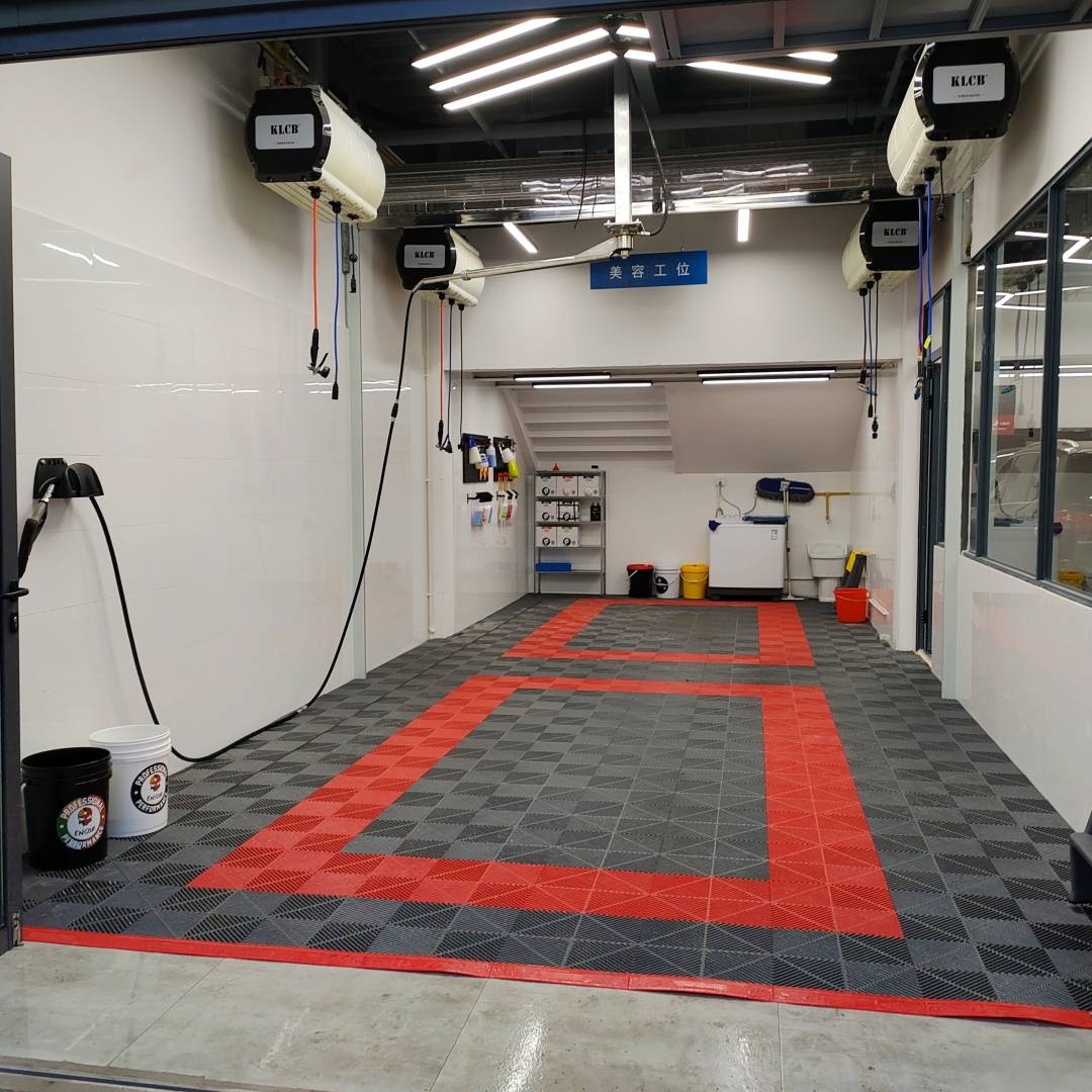 这里大部分产品都是使用 欧洲进口黑魔术品牌 室内的洗车间非常宽敞