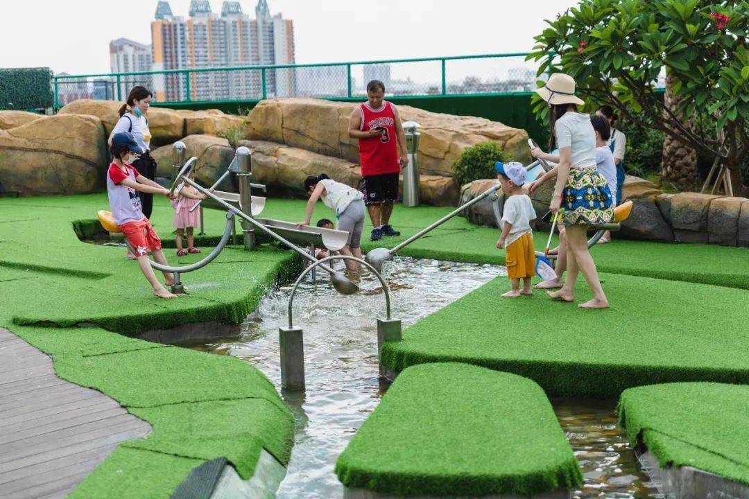 安华汇的嬉水广场采用了 阿基米德水系统,孩子们