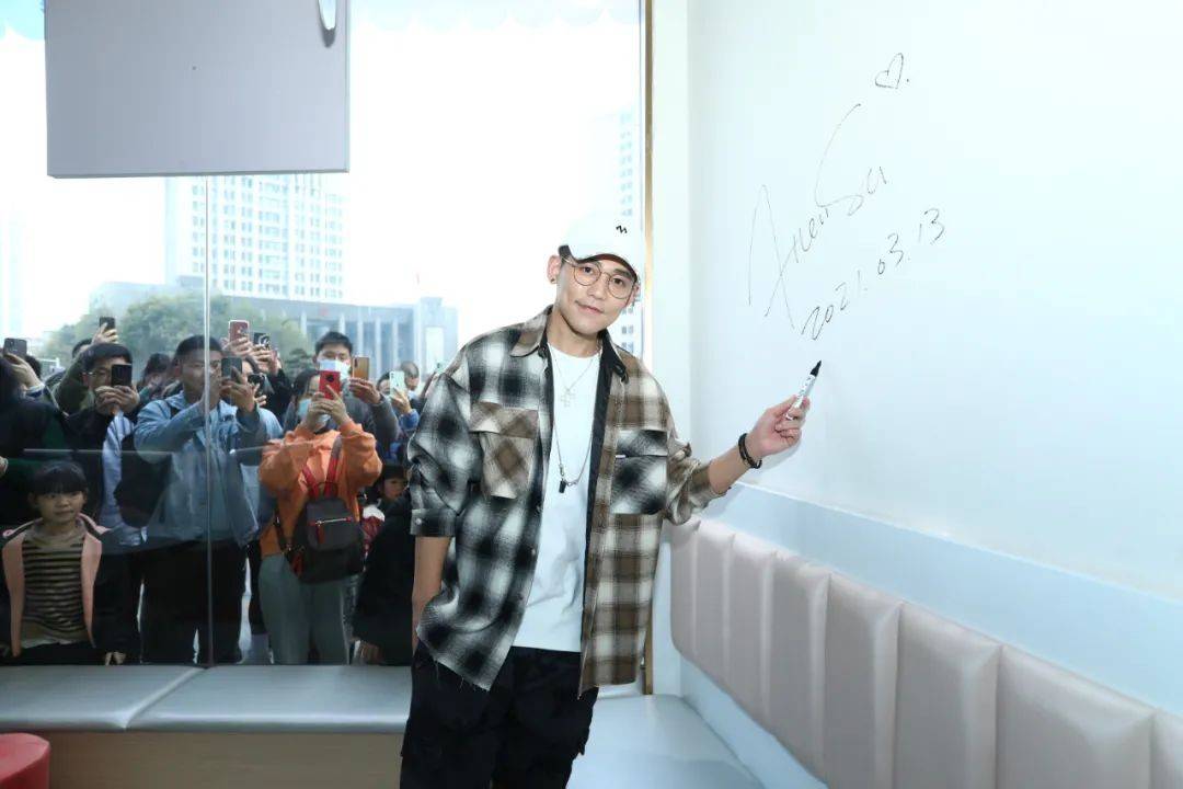 哥哥》联名茶饮,原"萃"制茶,拾光重聚,苏醒都来探店打卡