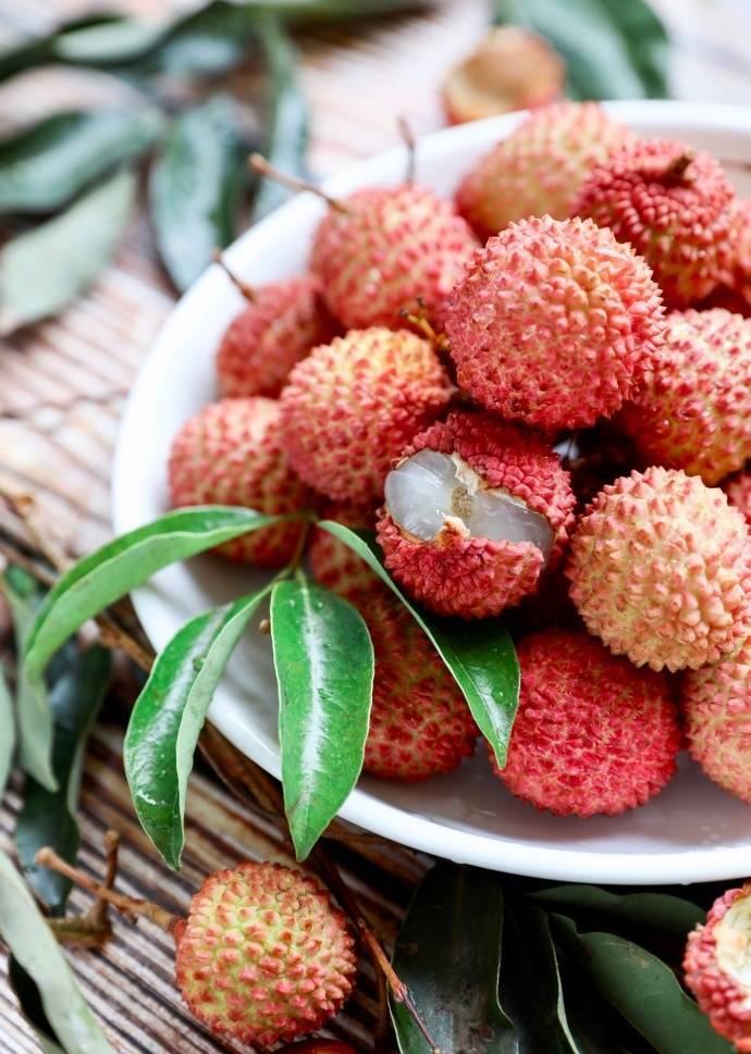 荔枝的口感 用心挑选出优质果实,称够重量 装入泡沫箱,放入冰袋保鲜