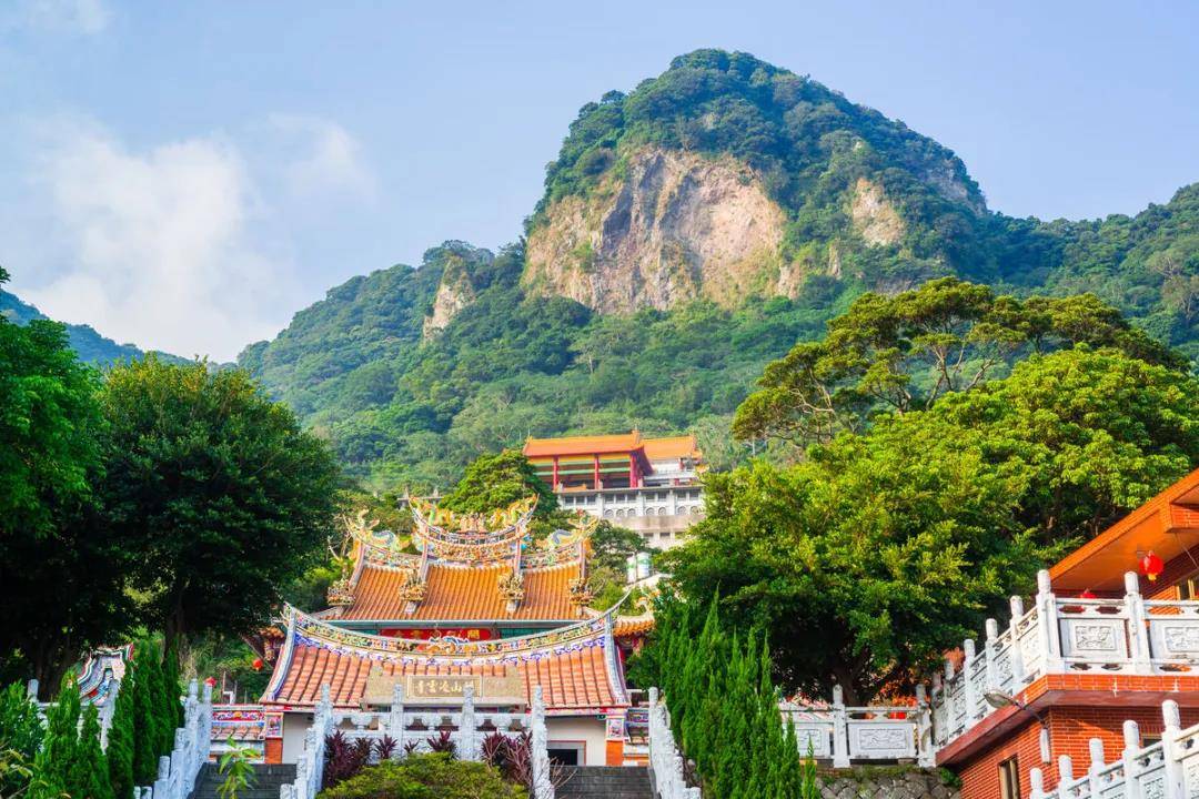 从远处望,十分壮观 据传此处风水极好 前方有两条山龙一条水龙盘绕