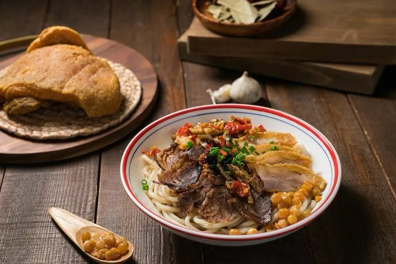 「彭海军鱼粉」套餐包含:特色黄骨鱼粉,酸菜鱼片粉,锅烧牛肉卤粉,原味