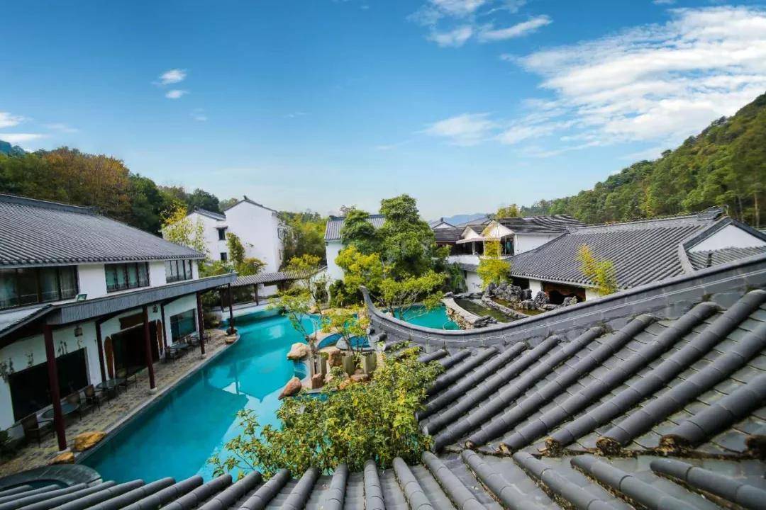 青山綠水,藍天白雲 及 蘇州園林式風格的建築風格 還有 養生的氡溫泉