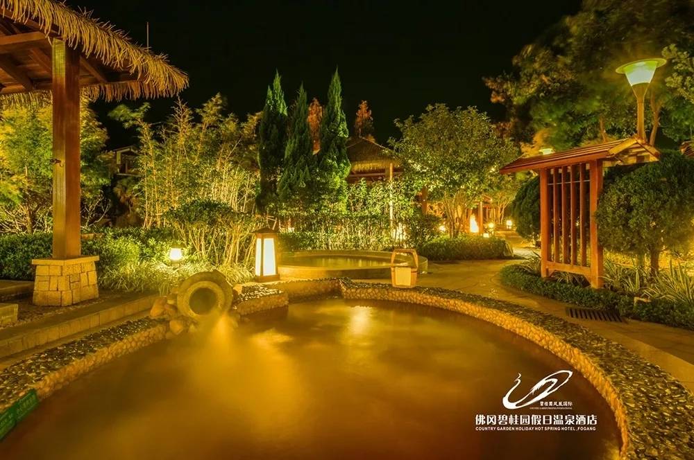 稀有的偏硅酸温泉有养生保健之效,让昔日的疲倦浴于原汤中,消失得无影