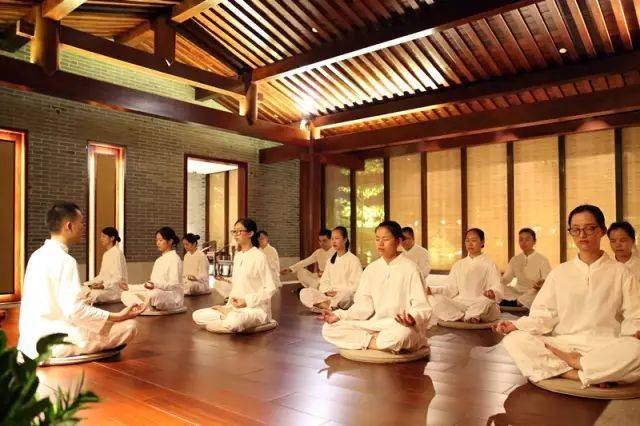 坐禅修心,能远眺户外景观,以通过自然之境进行修心,闭目养神,跟着禅修