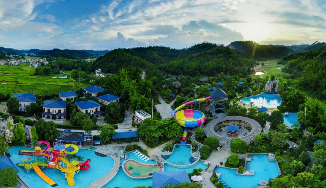 叶园度假村贴心的准备了温泉水,快点high起来