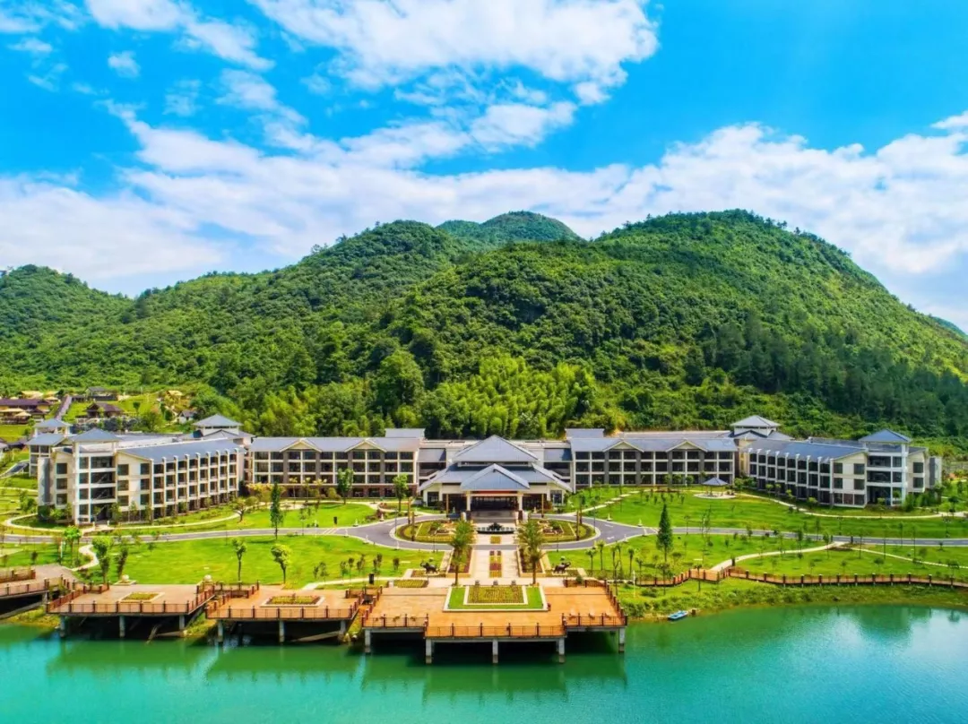 【打卡悬空无边泳池】598元住蓝山源岭南东方温泉酒店高级山景房,含