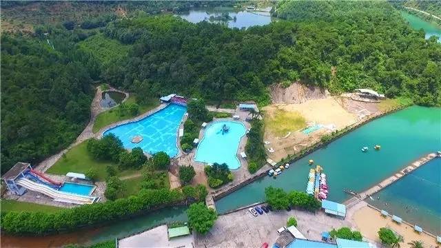 龙涛湾被誉为广东省最大的"矿泉泳场",在迷人的西岸茶山怀抱中,四面