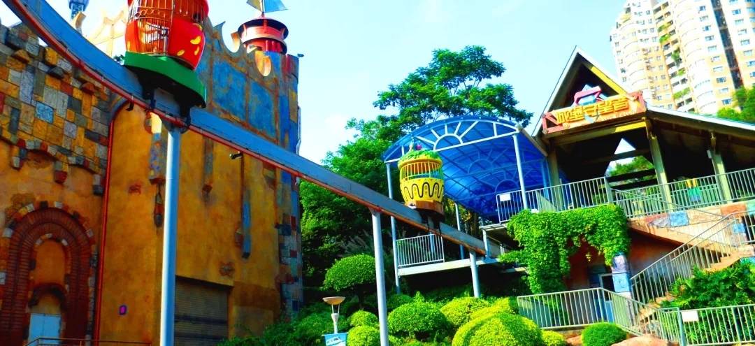 魔幻城堡  最适合全家人一起体验的项目 当然是咱欢乐谷的双层旋转