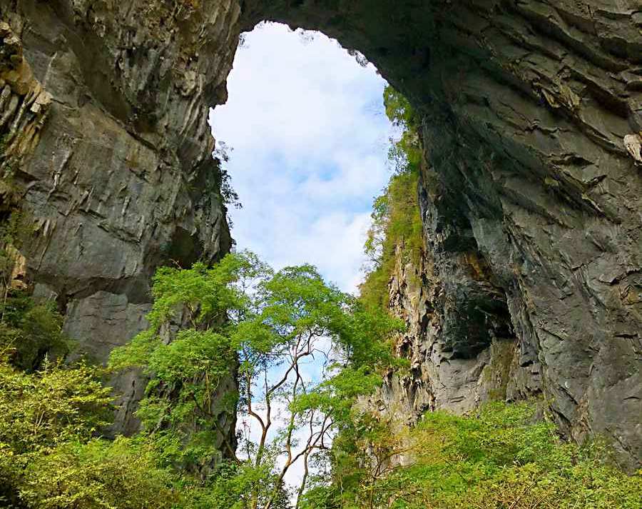 主景区天门高约138米,内拱106米,宽53米,长156米,秀,奇,峻,美的大自然