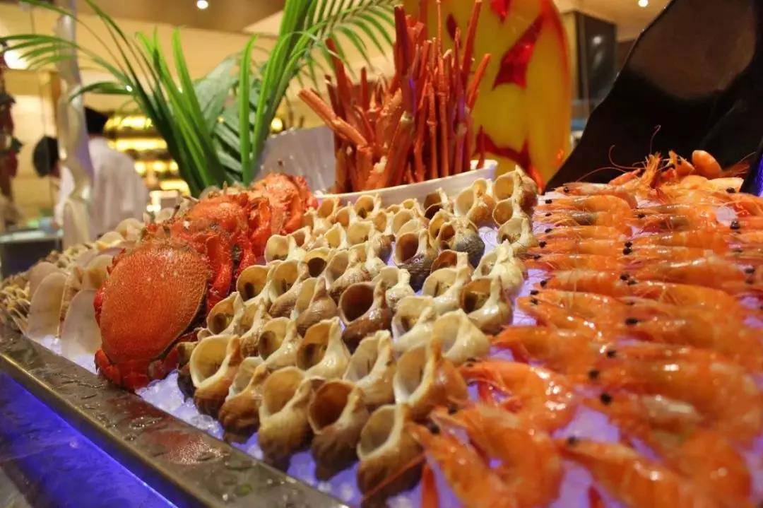 为了满足你们的味蕾 海鲜主题自助餐 斜阳沉落,暮色徐临 当沙滩上的