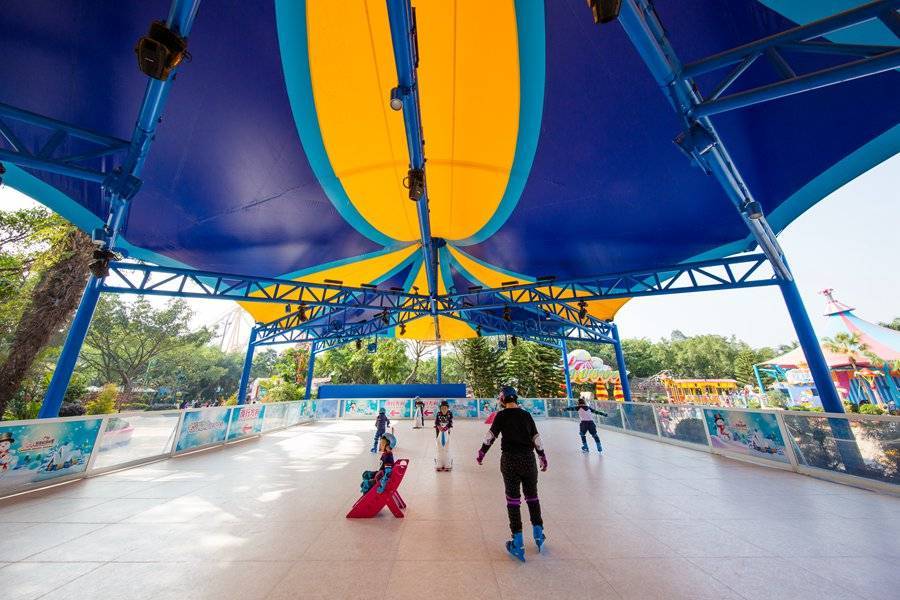 亲子项目之炫舞滑冰 欢乐指数:★★★★ 想穿着溜冰鞋,轻灵优雅地在