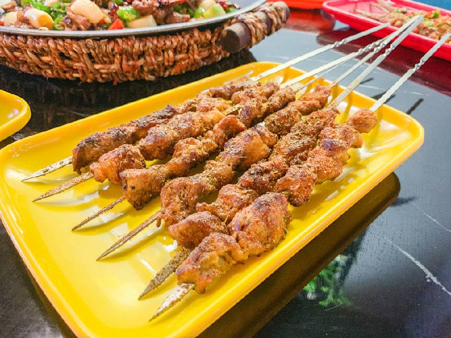 新疆辣子鸡1份,新疆羊肉串6串,碳烤生蚝6个,特色蒜蓉秋刀鱼一条,骨肉