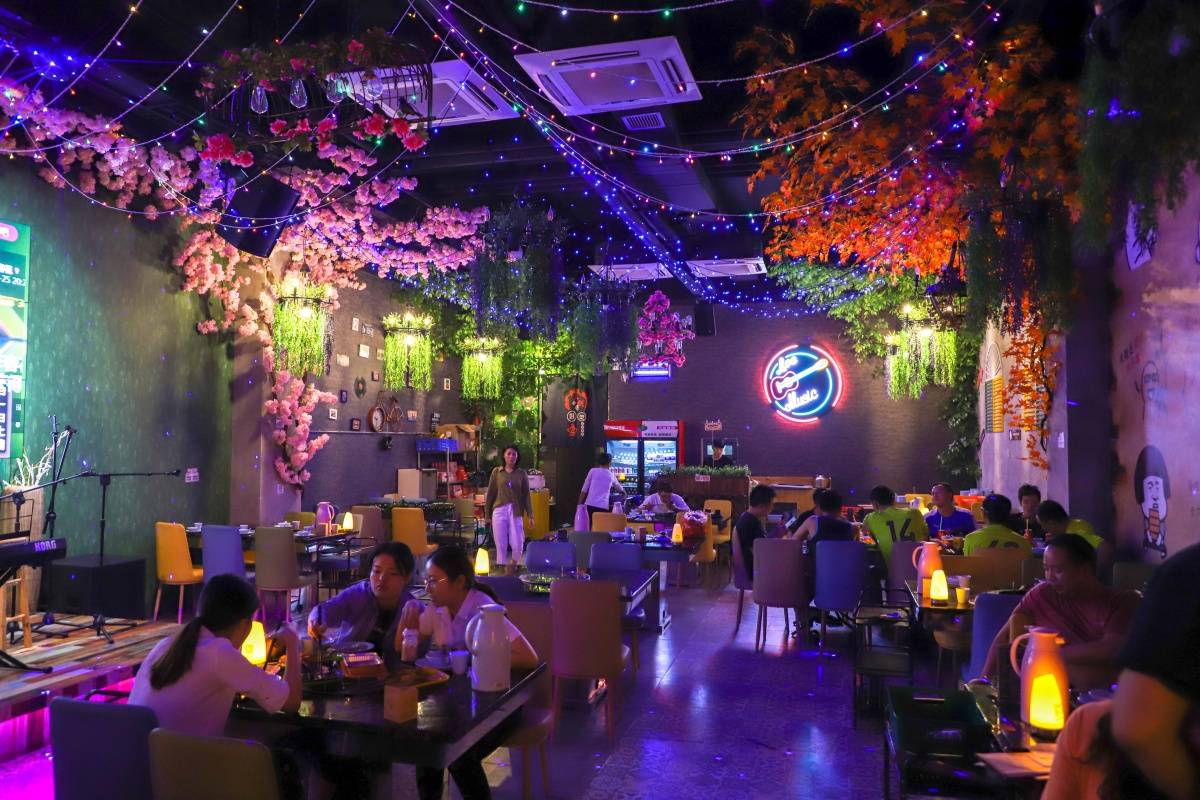 音乐餐吧聚会美食展示 烧烤牛肉串浪漫主题餐吧图片美食餐厅里角落