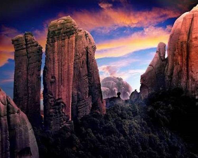 下,驶入方志敏大道县城方向,过第1个红绿灯约100米左转进入南岩景区 2