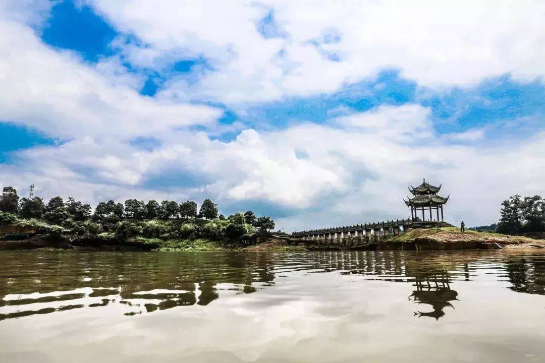 登上黑龙滩72岛中的 蟠龙岛,和这里真正的"岛主"们邂逅.