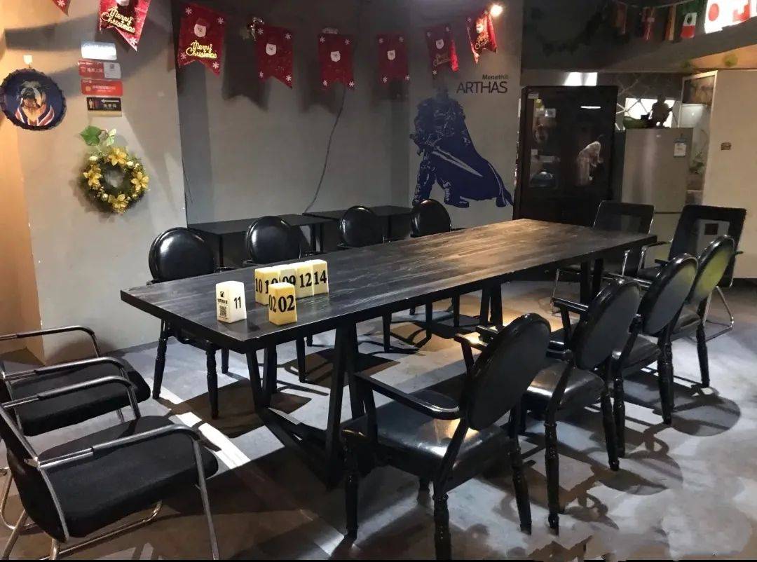 用心小到桌柜上的细小摆件大到整体环境氛围房间的布置非常精致剧本杀