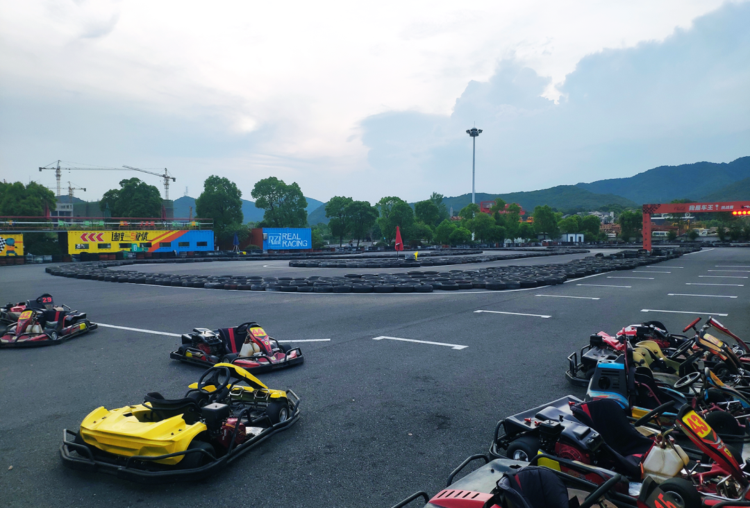 凭短信内容到店核销【赛达卡丁车赛车主题乐园】室外场地,专业赛道