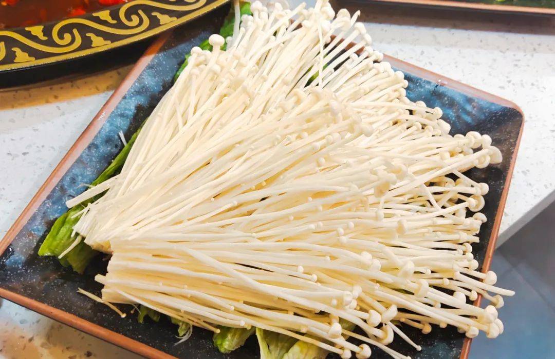 金针菇是红汤清汤都合适的 百搭菜品