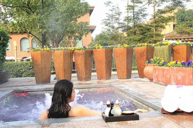 9元上邦温泉门票,不限量提供水果,糕点,饮品,还有理疗小项目免费体验!