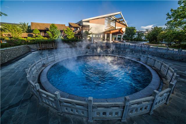 温泉中心拥有罕见的温泉——翡翠泉,出水口蒸汽温度高达103摄氏度.