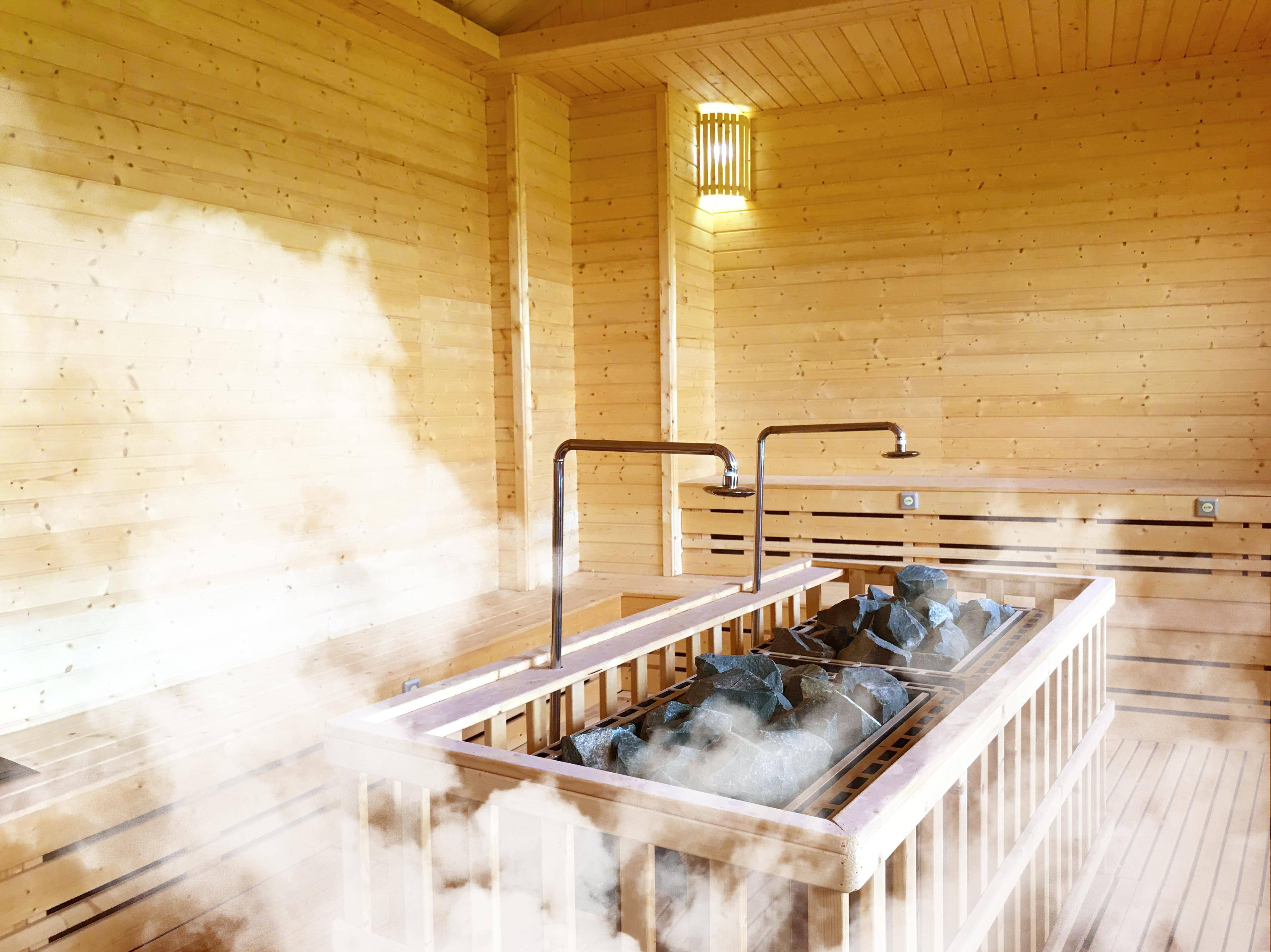 水区不仅有嬉水台,水上拓展等众多水上项目,还有园林泳池,山洞蒸汽浴