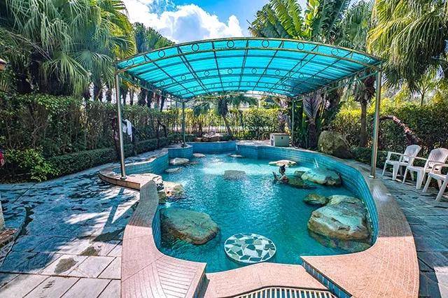 你~ 温泉池区占地200亩,区内林木环绕,72式大小 主要分为中华水疗专区