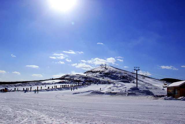 座落在风景秀丽的玉皇山脚下与金山宝塔遥相辉映 金山滑雪场位于风景