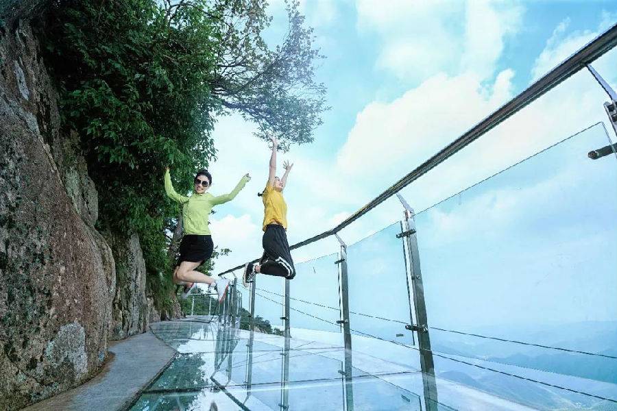 凌空飞步: 云中漫道: 玻璃栈道: 云海栈桥