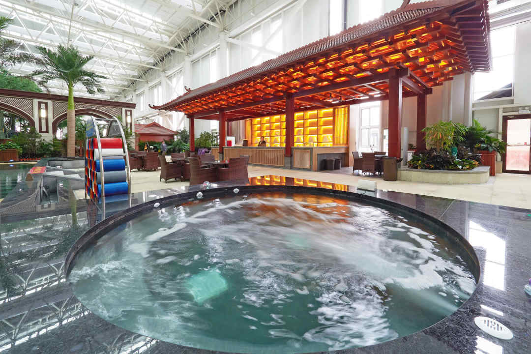 由室内温泉馆和露天温泉区组成 拥有功能各异温泉泡池100多个.