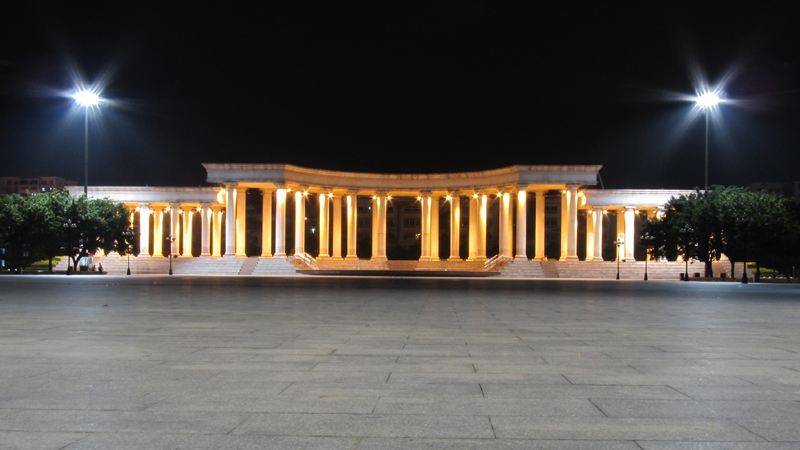 花都广场 可以媲美北京天安门的广场,够大够气派…… 广场于1999年由