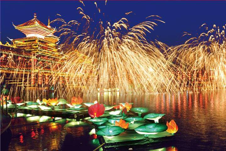 炫丽夺目的彩船巡游,超炫的水上夜景舞台,顶级美女灯彩服饰秀