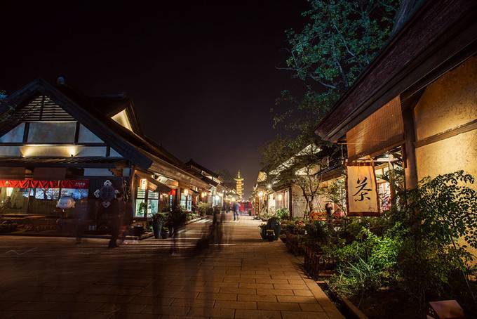 香月花街是拈花湾的禅意主题街,这里是拈花湾休闲度假的主要街道.