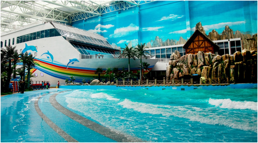 青岛万达水乐园以海洋元素为亮点,入园即见一艘巨大"游轮",两侧分别为