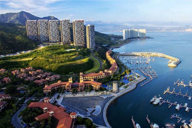 的天不用走到西藏去看 细软的沙滩不需到马尔代夫感受 这里的海天一线