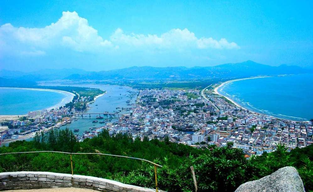 双月湾的最大特色是拥有两大海湾 如果你站在大星山上远眺 你会被这