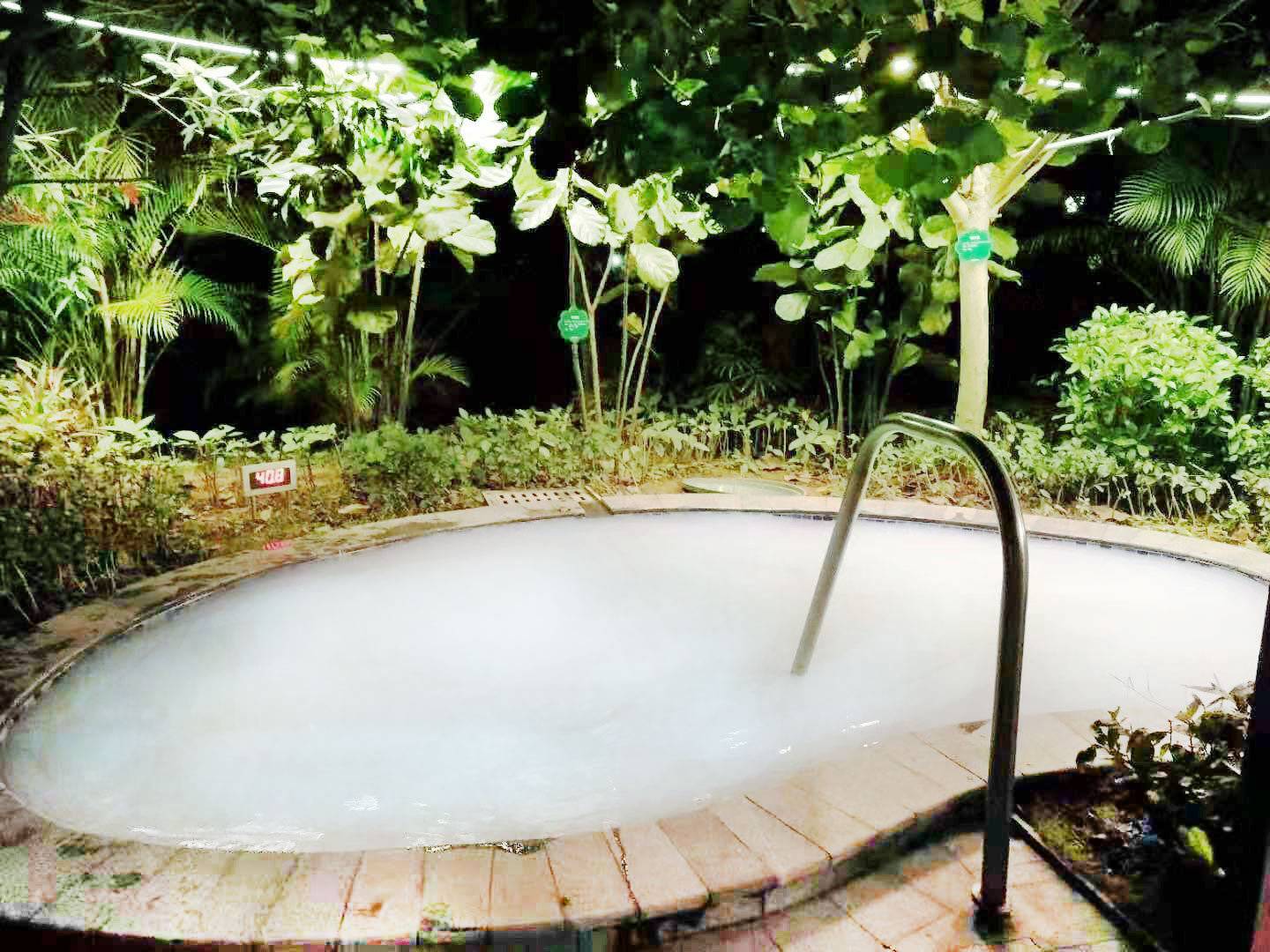 三五好友一边泡温泉一边聊天,好不惬意.