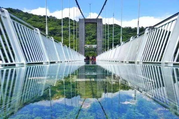 享双人自助早餐,畅玩玻璃空中漂流&玻璃桥 泡半山温泉 游天露山风景区