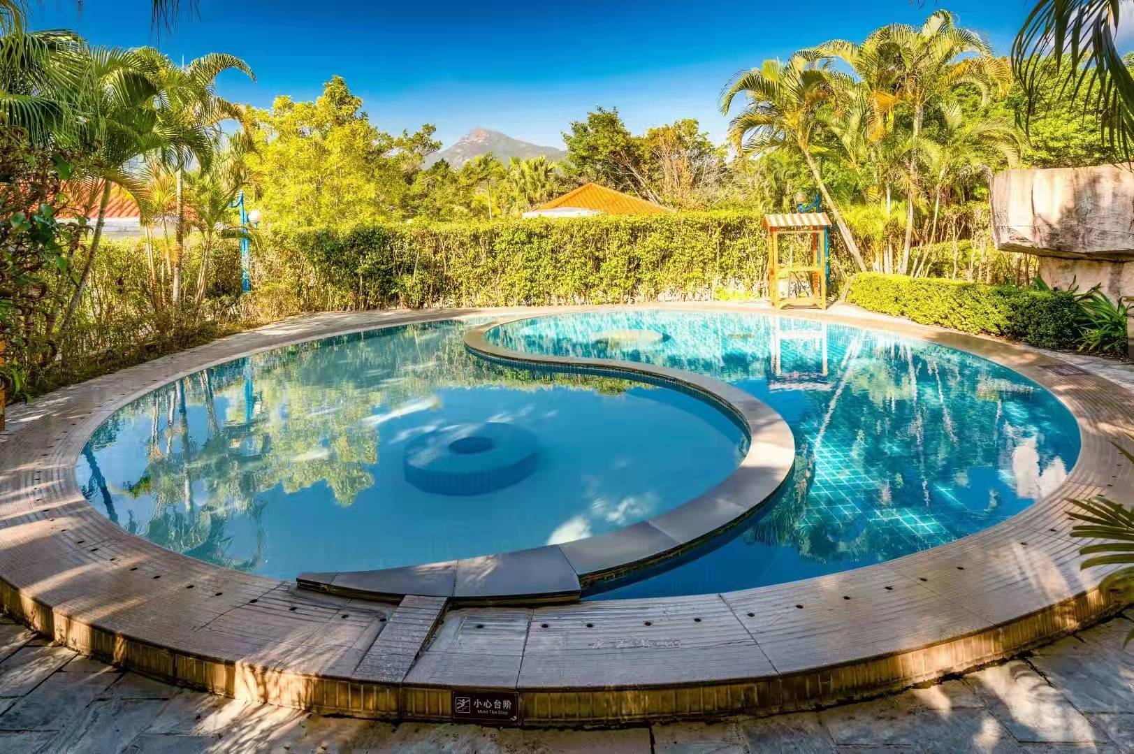 功能不一的露天温泉池,错落分布海滨园林之中主要分为中华水疗专区