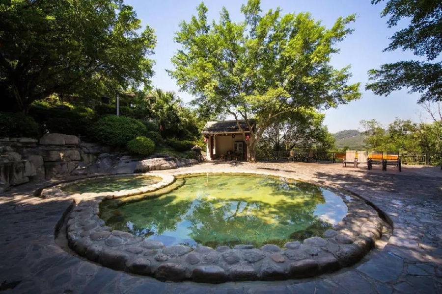 99元抢购广东唯一溶洞温泉【英德奇洞温泉小镇】2大1小温泉套票