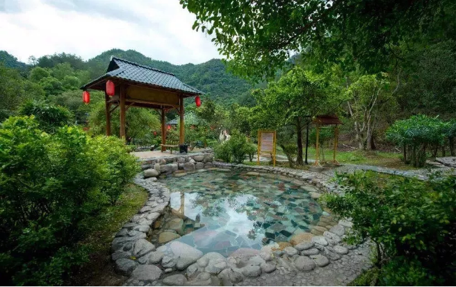 阳山广东第一峰温泉酒店豪华房 双人自助早餐 无限次高山温泉 房间赠